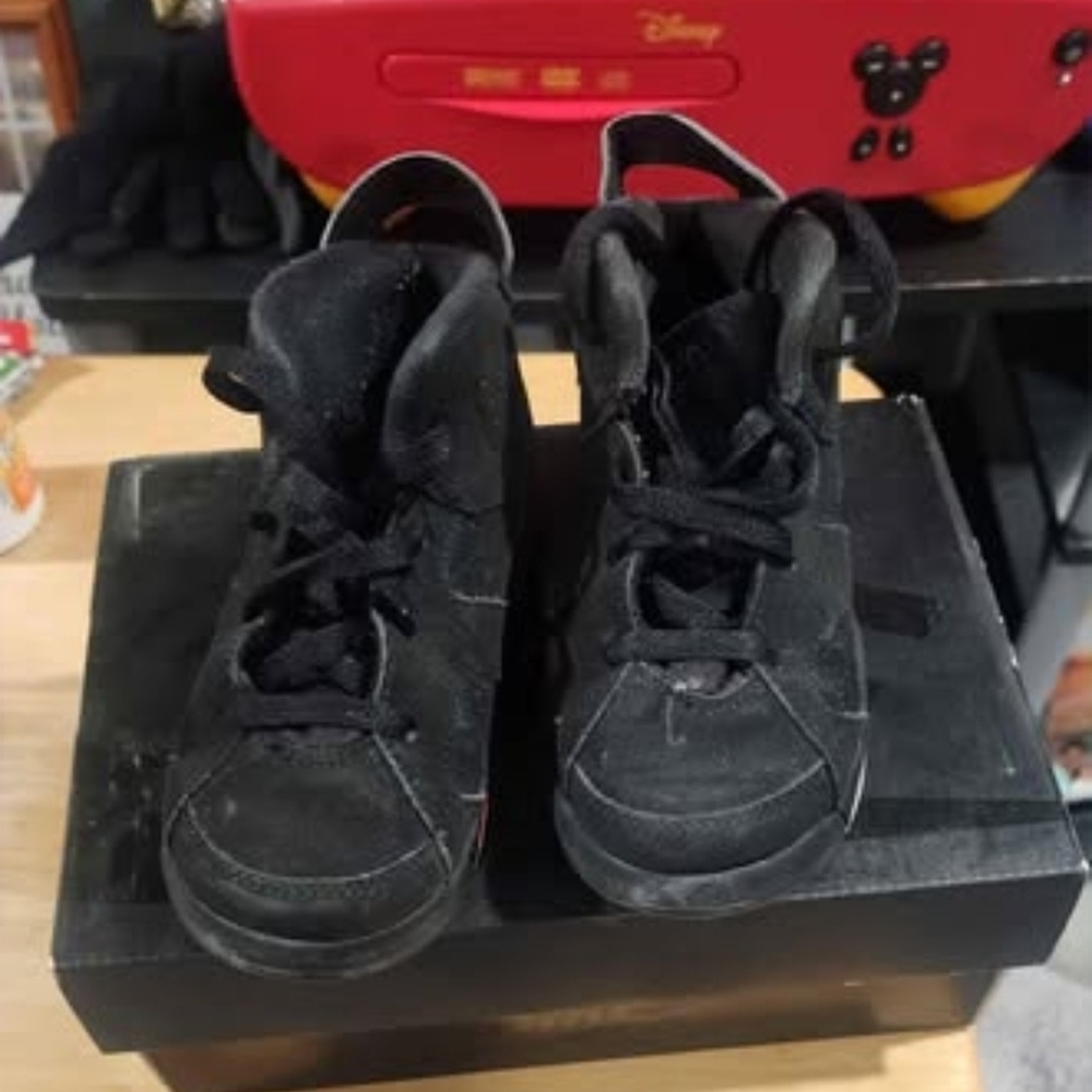 Jordan's 6 Retro Black size 10 C